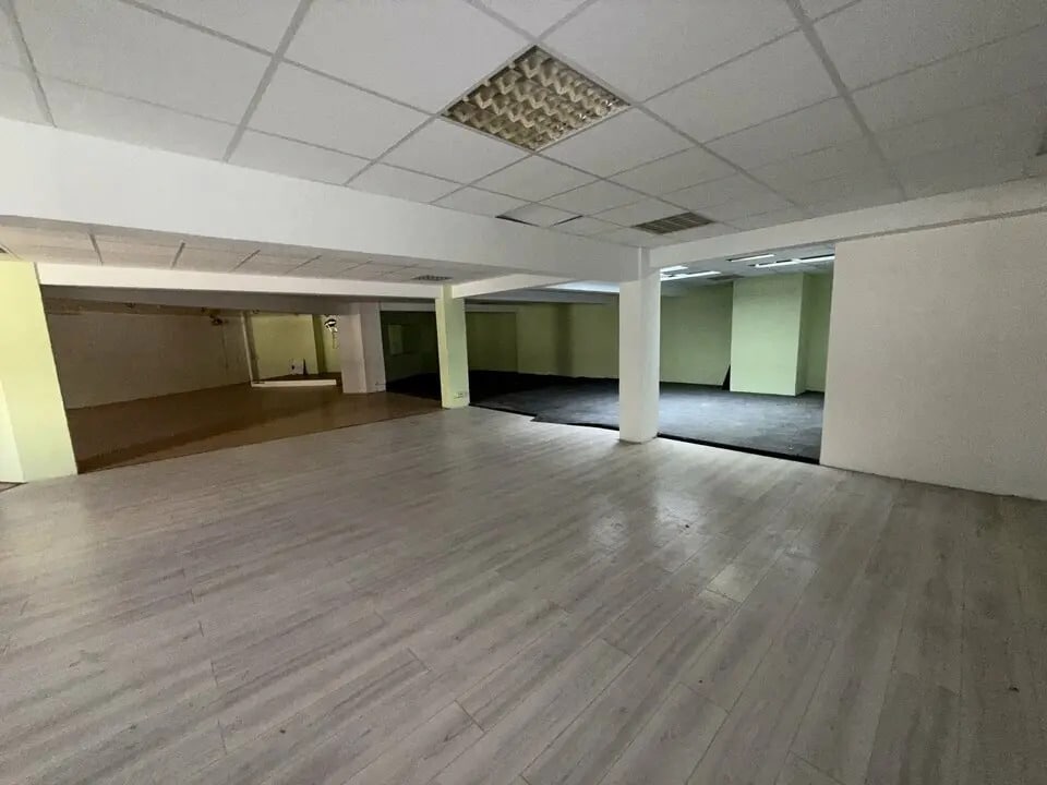 Location Commerce 370 m² - Photo 1