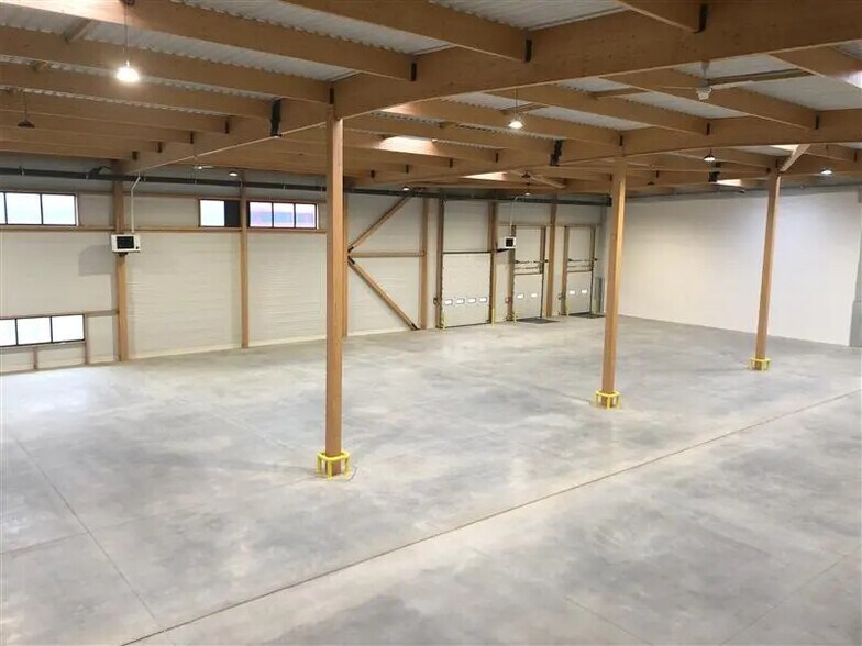 Industrial in Louvres to rent - Interior Photo - Image 2 of 12