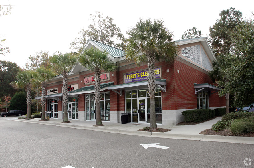 1109-1125 Park West Blvd, Mt Pleasant, SC for rent - Primary Photo - Image 1 of 8