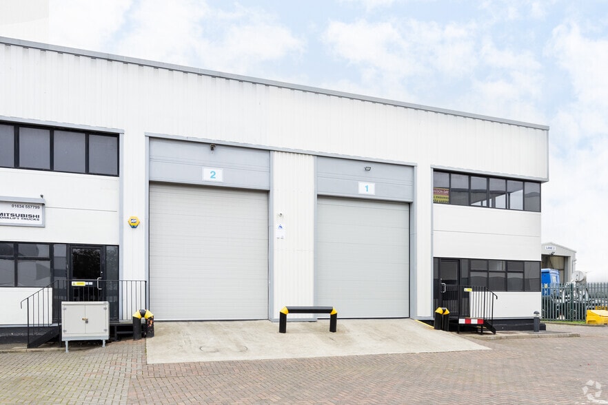 Neptune Clos, Rochester to rent - Building Photo - Image 2 of 4