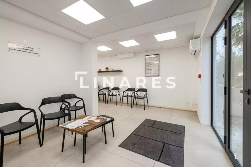 Office in Saint-Cyr-sur-Mer to rent - Interior Photo - Image 2 of 6