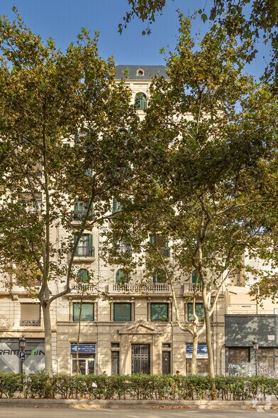 Retail in Barcelona, Barcelona to rent - Building Photo - Image 2 of 2