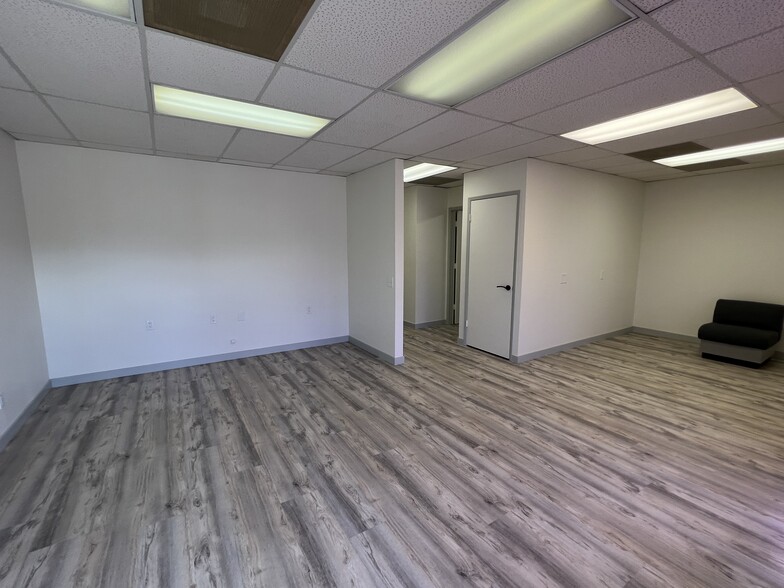 1111 E Ocean Ave, Lompoc, CA for rent - Interior Photo - Image 3 of 13