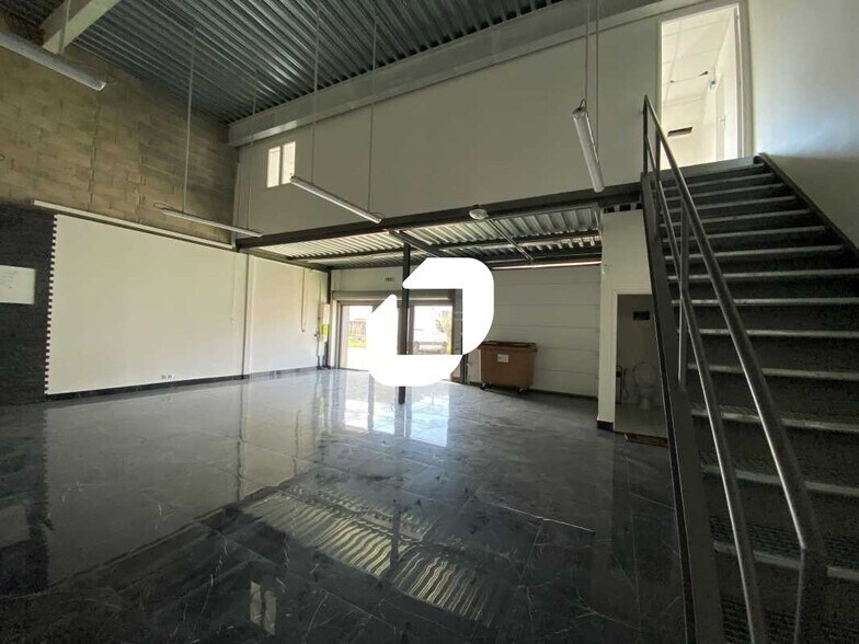Light Industrial in Villeneuve-la-Garenne to rent - Interior Photo - Image 2 of 12