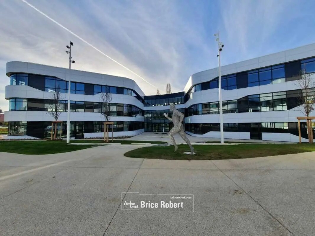 Office in Champagne-au-Mont-d'Or to rent Building Photo- Image 1 of 13