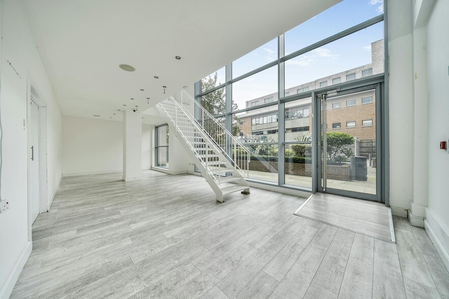 Exchange Rd, Watford to rent - Building Photo - Image 3 of 11