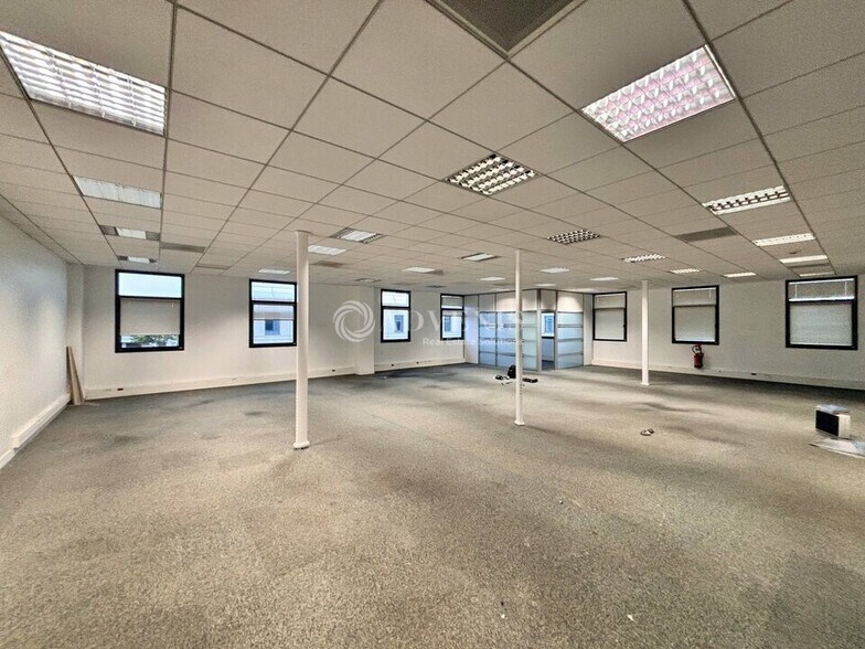 Light Industrial in Créteil to rent - Interior Photo - Image 3 of 11