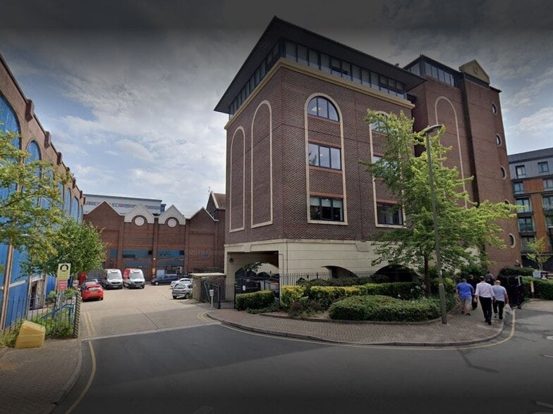 5-7 Queensway, Redhill to rent - Building Photo - Image 2 of 4