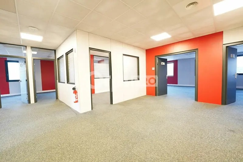 151 B Route De Vourles, Saint-Genis-Laval to rent - Interior Photo - Image 1 of 8