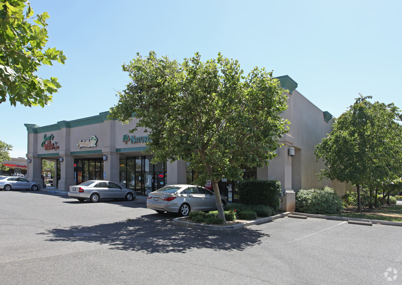 136 N Maag Ave, Oakdale, CA for rent - Building Photo - Image 2 of 3