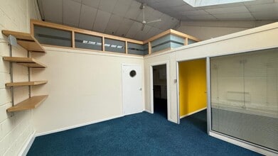 9-21 Marine Cres, Glasgow to rent Interior Photo- Image 2 of 4