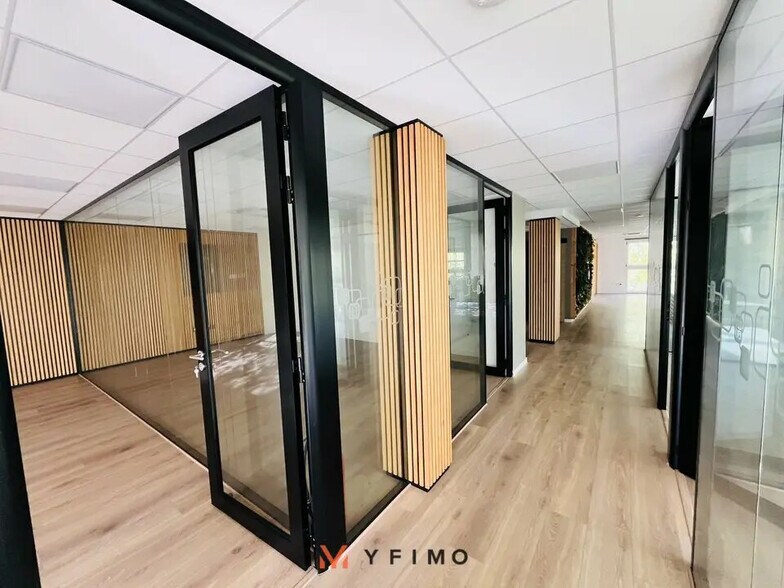 Light Industrial in Montigny-le-Bretonneux to rent - Building Photo - Image 2 of 6