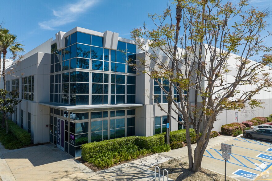 13489 Jurupa Ave, Fontana, CA to rent - Primary Photo - Image 1 of 7