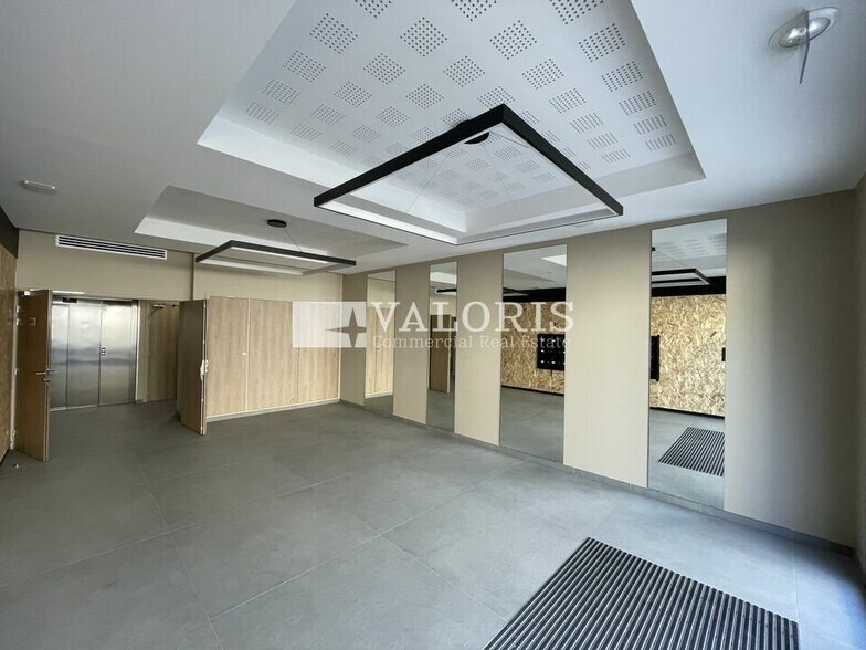 7 Rue Jean-Elysée Dupuy, Champagne-au-Mont-d'Or to rent - Lobby - Image 2 of 8