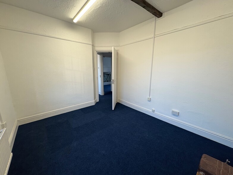 164 High St, Dorking for rent - Building Photo - Image 2 of 4