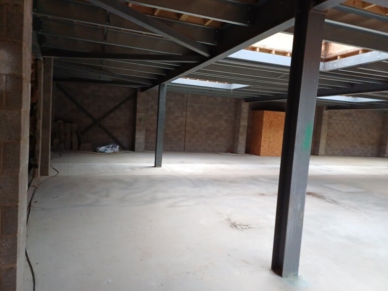 25 Watsons Rd, London for sale - Interior Photo - Image 2 of 5