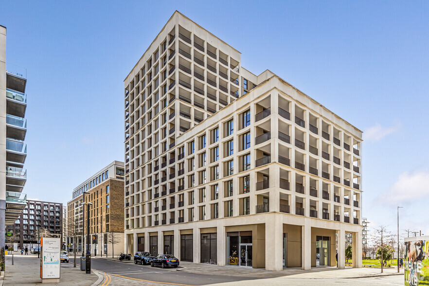 Royal Crescent Av, London for rent - Building Photo - Image 2 of 5