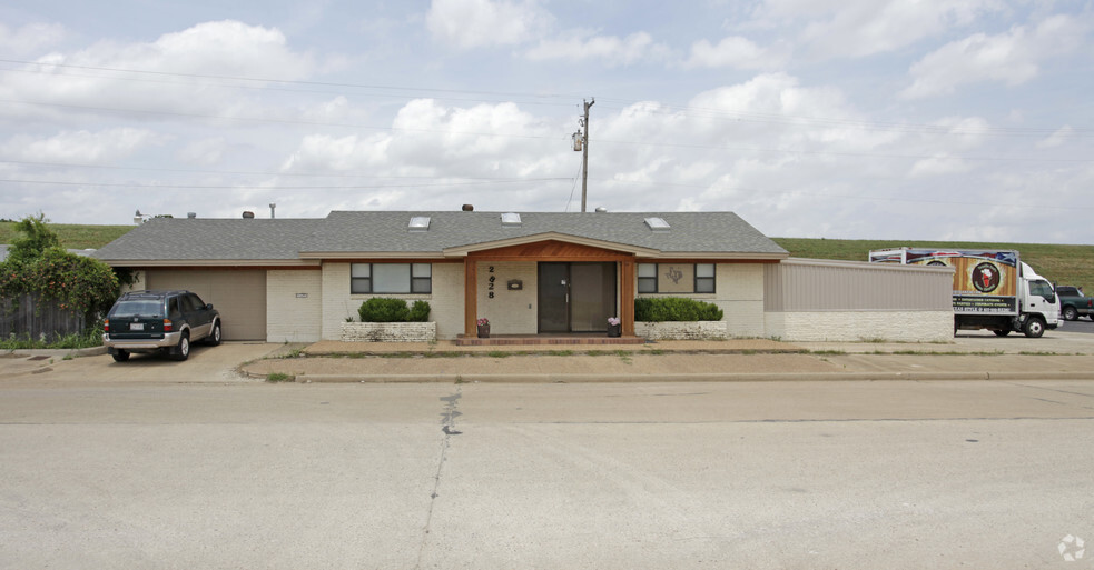 2828 Shamrock Ave, Fort Worth, TX for rent - Primary Photo - Image 1 of 4