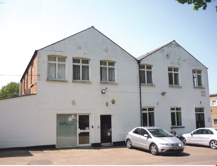 Queens Rd, Barnet to rent - Primary Photo - Image 1 of 2