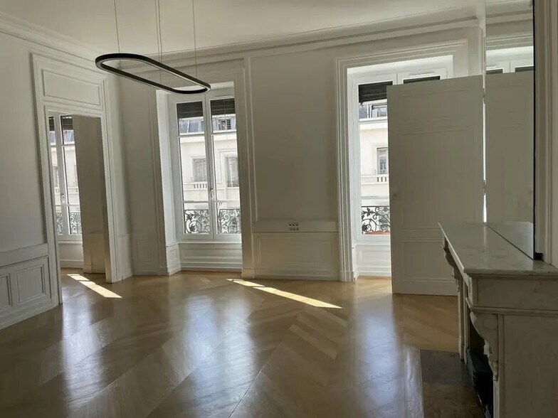 Office in Lyon to rent - Building Photo - Image 3 of 11