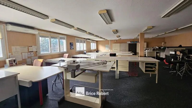 140 Rue De La Poudrette, Villeurbanne to rent - Interior Photo - Image 2 of 2