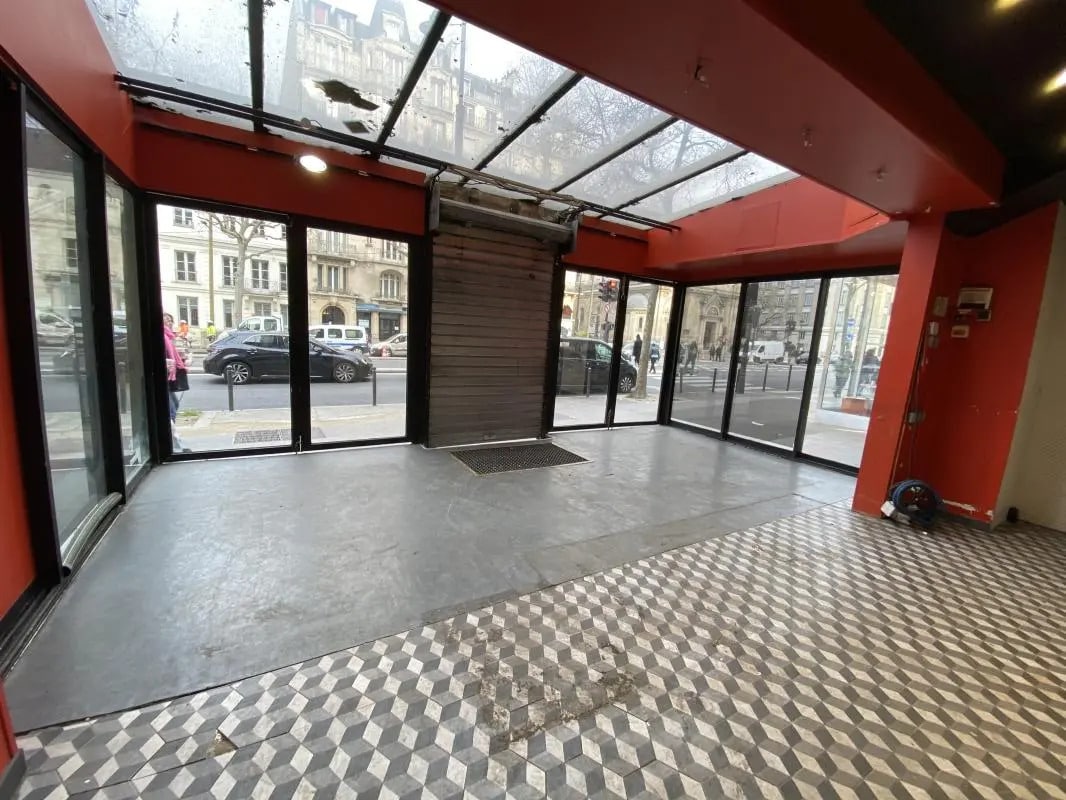 Retail in Paris for sale Building Photo- Image 1 of 10