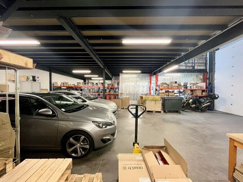 Light Industrial in Vaulx-en-Velin to rent - Interior Photo - Image 3 of 11
