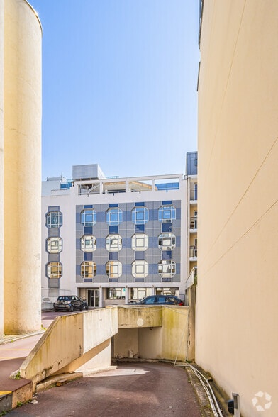 34 Rue Jean Jaurès, Puteaux to rent - Building Photo - Image 3 of 18