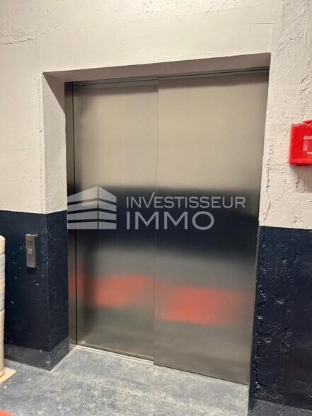 Industrial in Paris to rent - Building Photo - Image 2 of 8