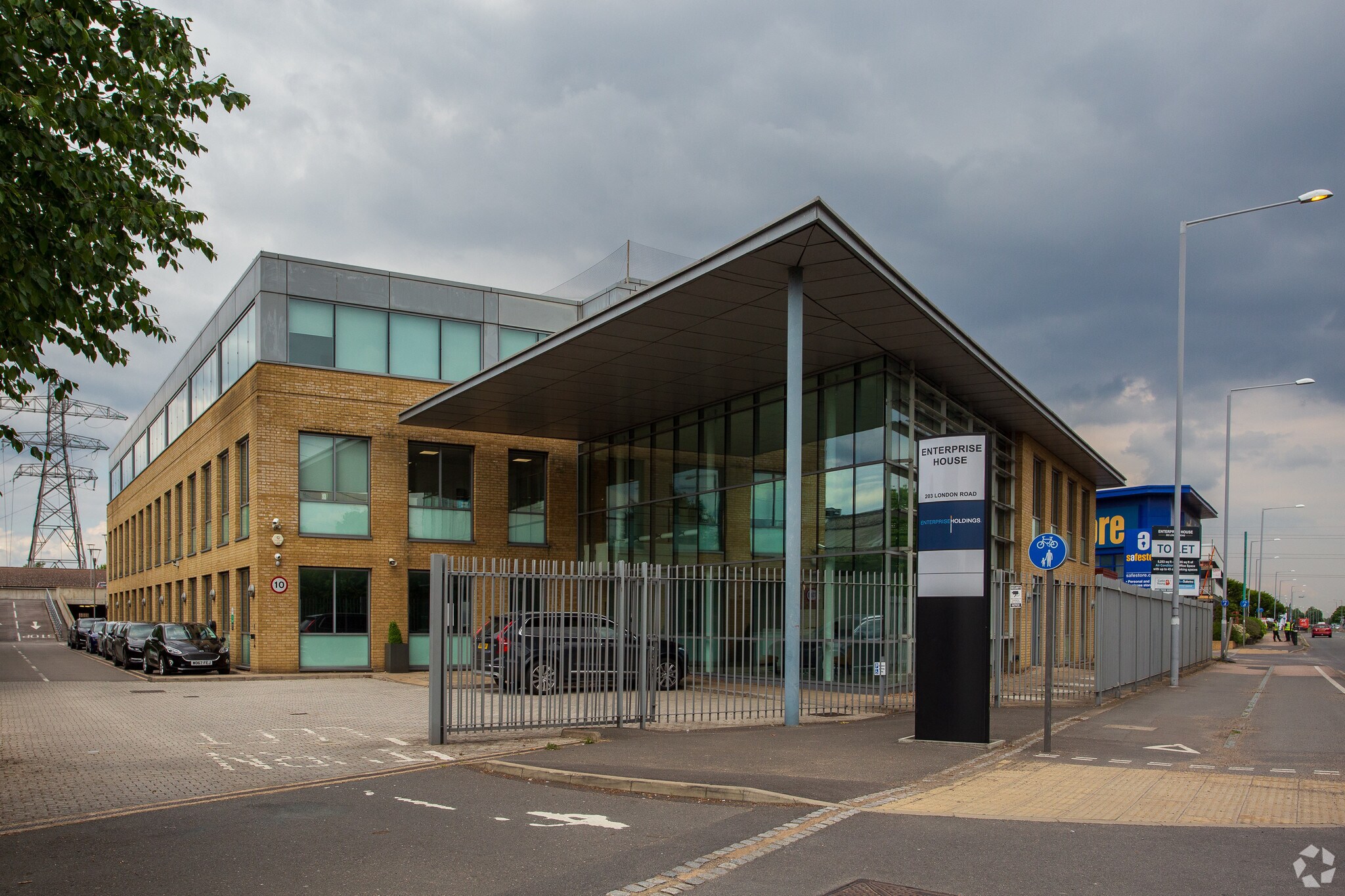 203 London Rd, Staines for sale Primary Photo- Image 1 of 1