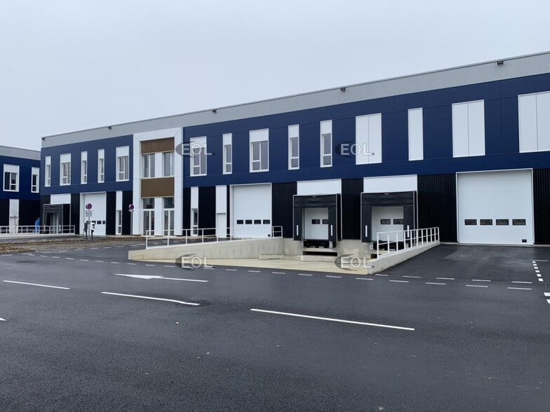 Light Industrial in Moissy-Cramayel to rent - Building Photo - Image 1 of 8