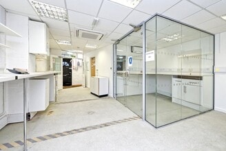 64 Rochester Pl, London to rent Interior Photo- Image 1 of 2