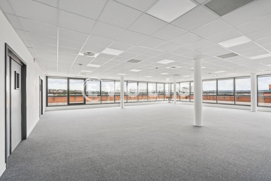 Office in Créteil to rent - Building Photo - Image 2 of 11
