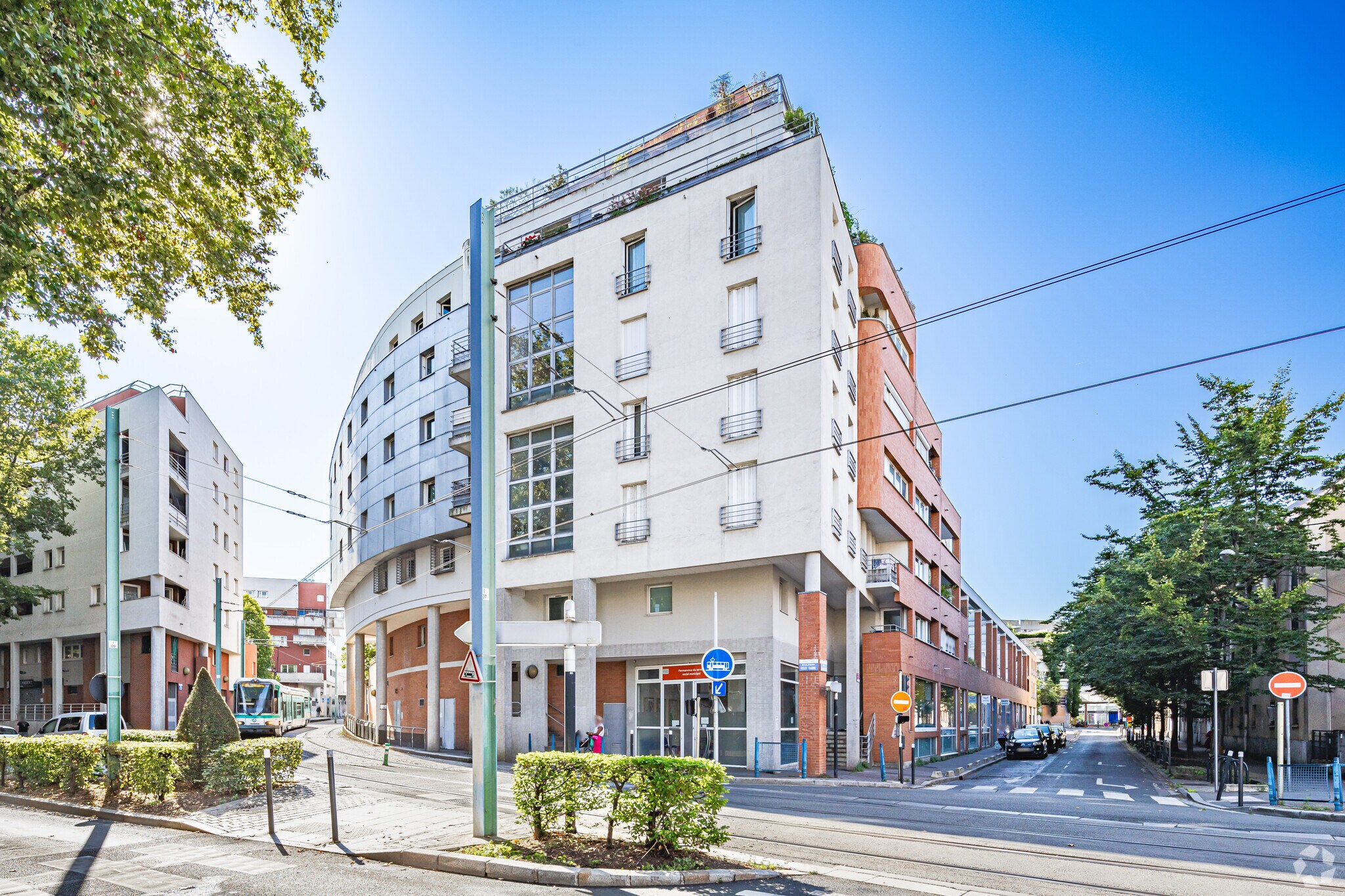 Office in Saint-Denis for sale Primary Photo- Image 1 of 14