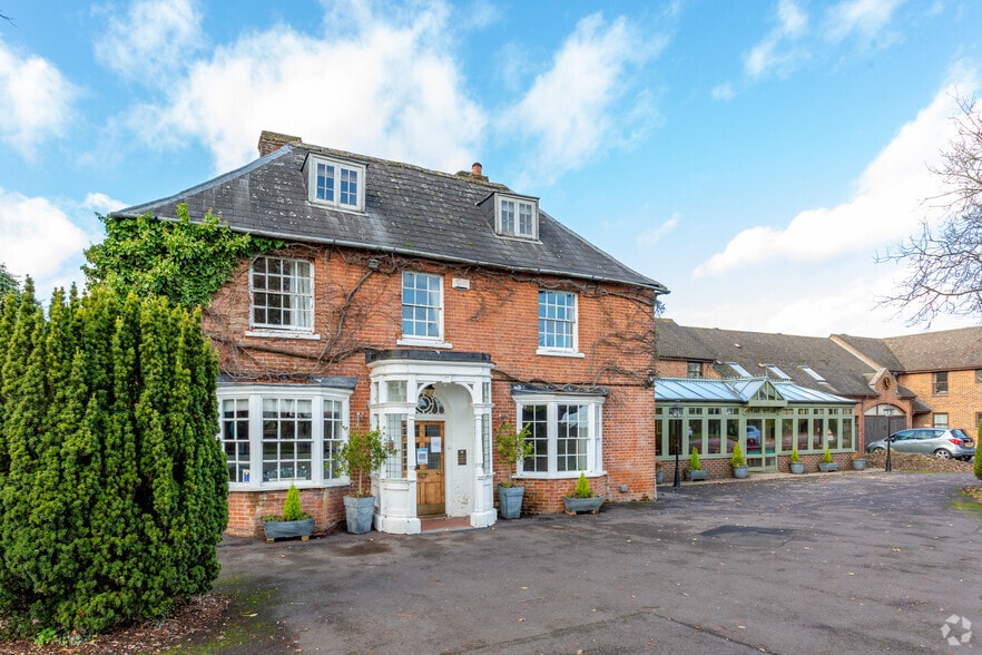 Coped Hall, Royal Wootton Bassett for sale - Primary Photo - Image 1 of 1