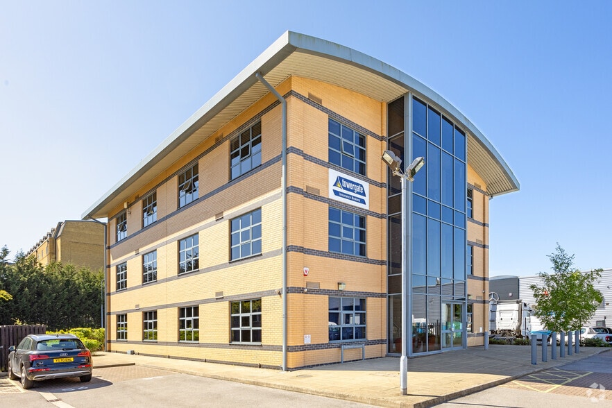 Layerthorpe Rd, Hull to rent - Building Photo - Image 1 of 3