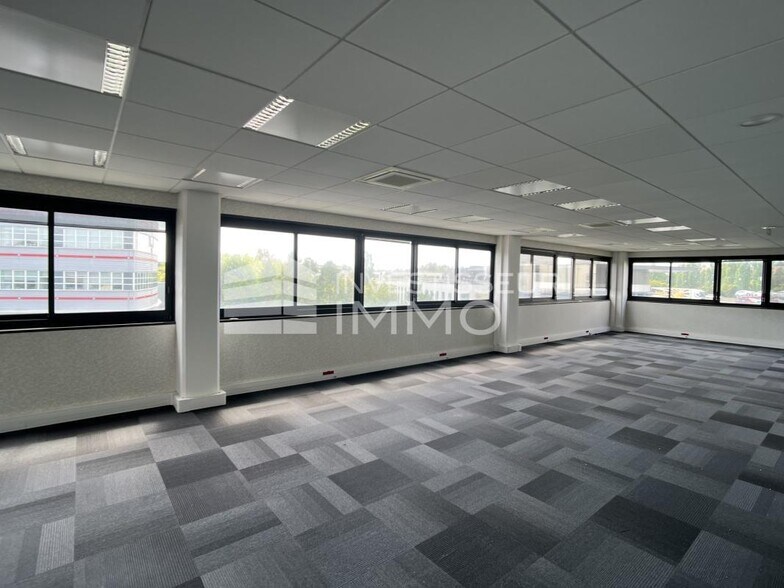 Office in Rungis to rent - Building Photo - Image 2 of 4