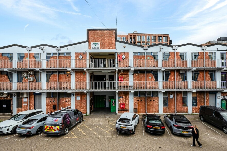 Elizabeth Fry Rd, London to rent - Building Photo - Image 2 of 4