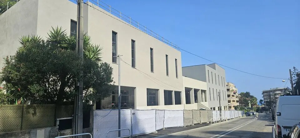 Location Local d'activités 239 m² - Photo 1