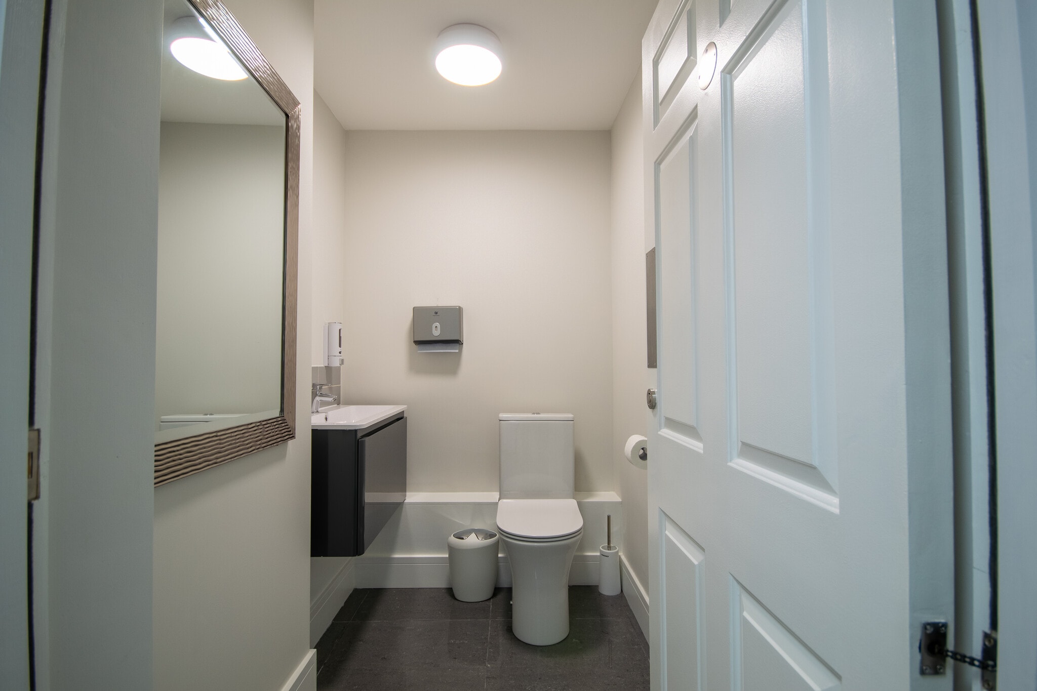 1 Waverley Ln, Farnham to rent Interior Photo- Image 1 of 4