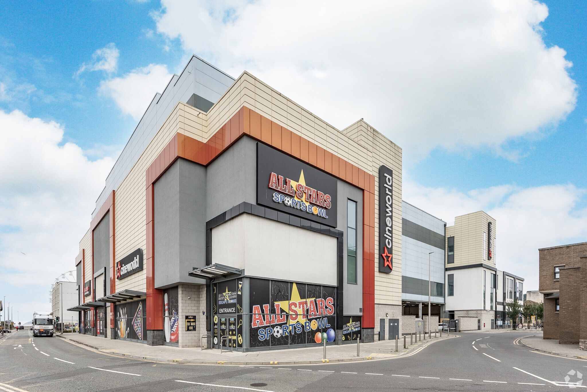 Dolphin Sq, Weston Super Mare to rent Primary Photo- Image 1 of 5