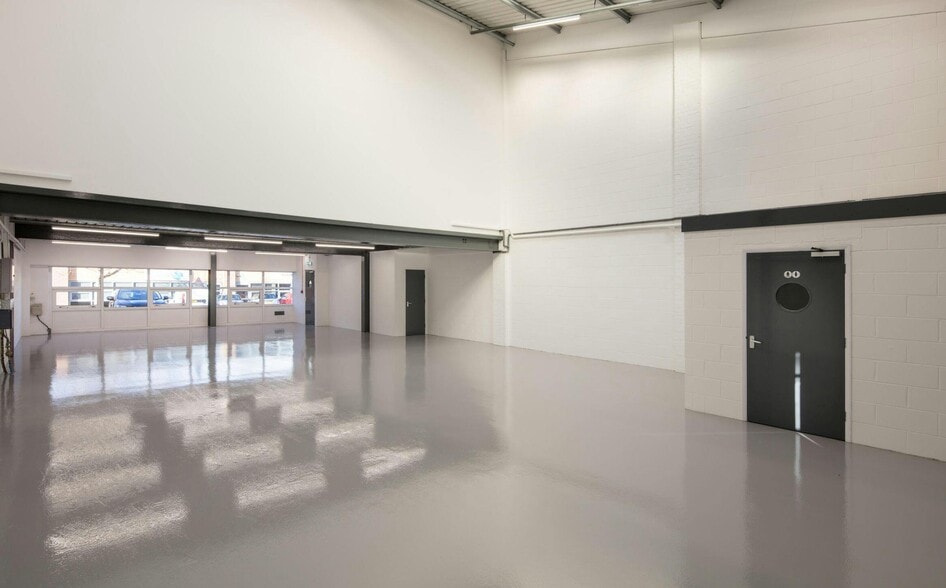 891-895 Plymouth Rd, Slough to rent - Interior Photo - Image 3 of 4