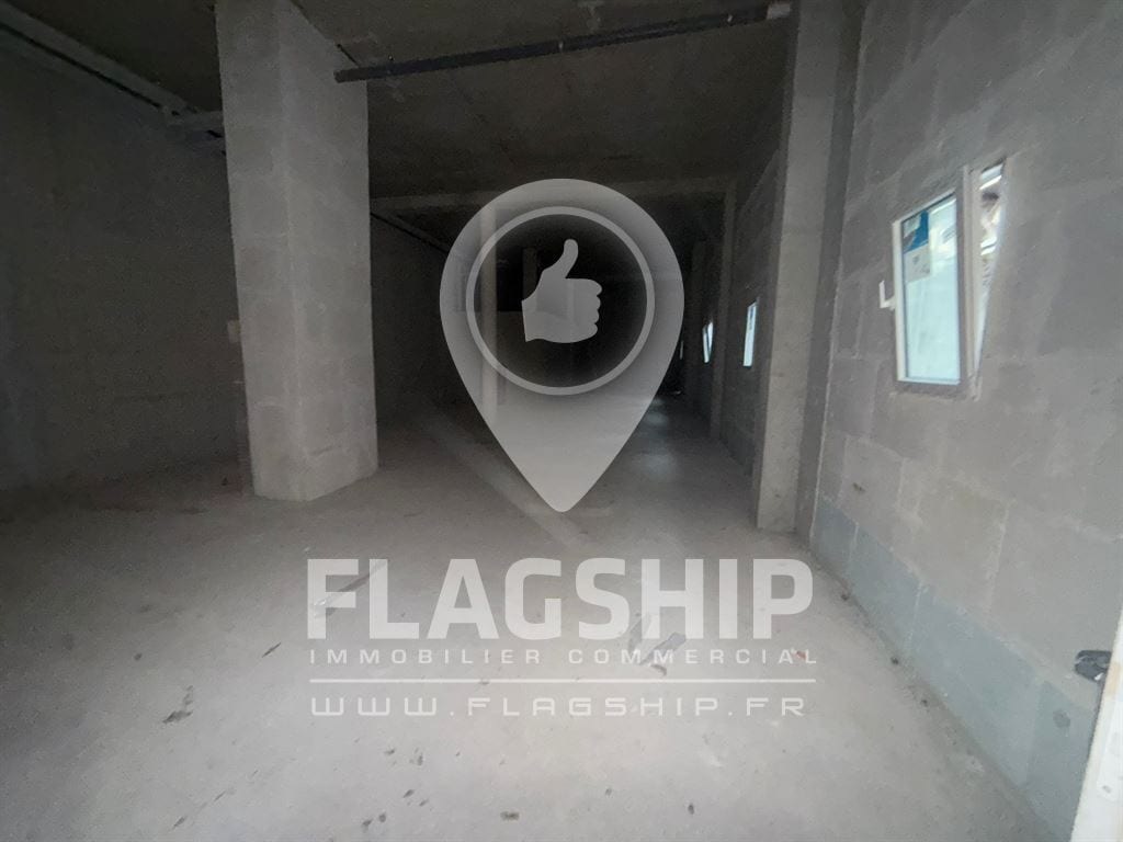 Retail in Montreuil to rent Interior Photo- Image 1 of 7