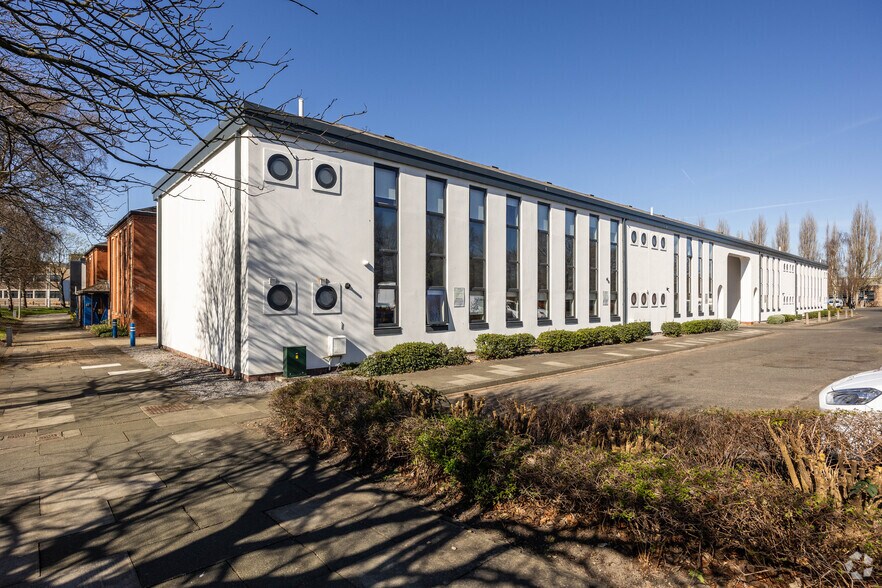 Kingsway, Gateshead to rent - Primary Photo - Image 1 of 4