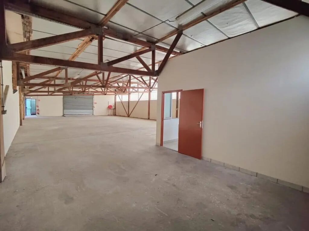 Location Local d'activités 300 m² - Photo 1