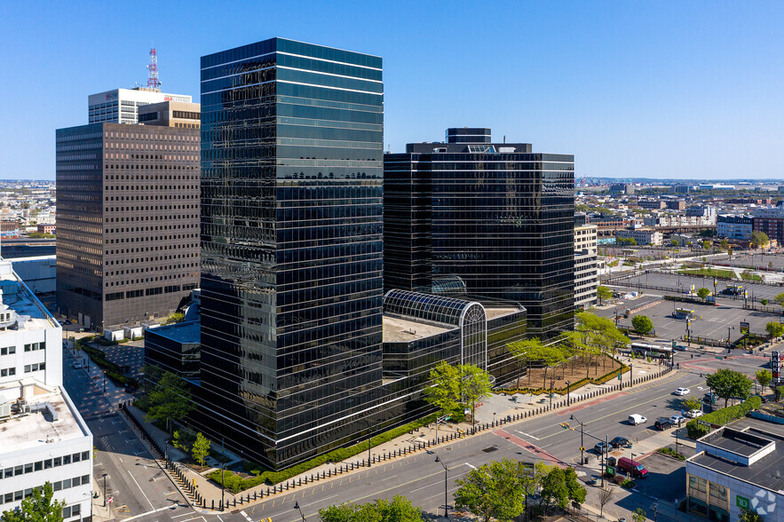 4 Gateway Ctr, Newark, NJ for rent - Building Photo - Image 3 of 5