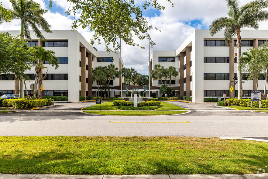 1900 NW Corporate Blvd, Boca Raton, FL for rent - Primary Photo - Image 1 of 2