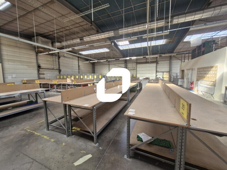 Light Industrial in Pontcarré to rent - Building Photo - Image 3 of 6