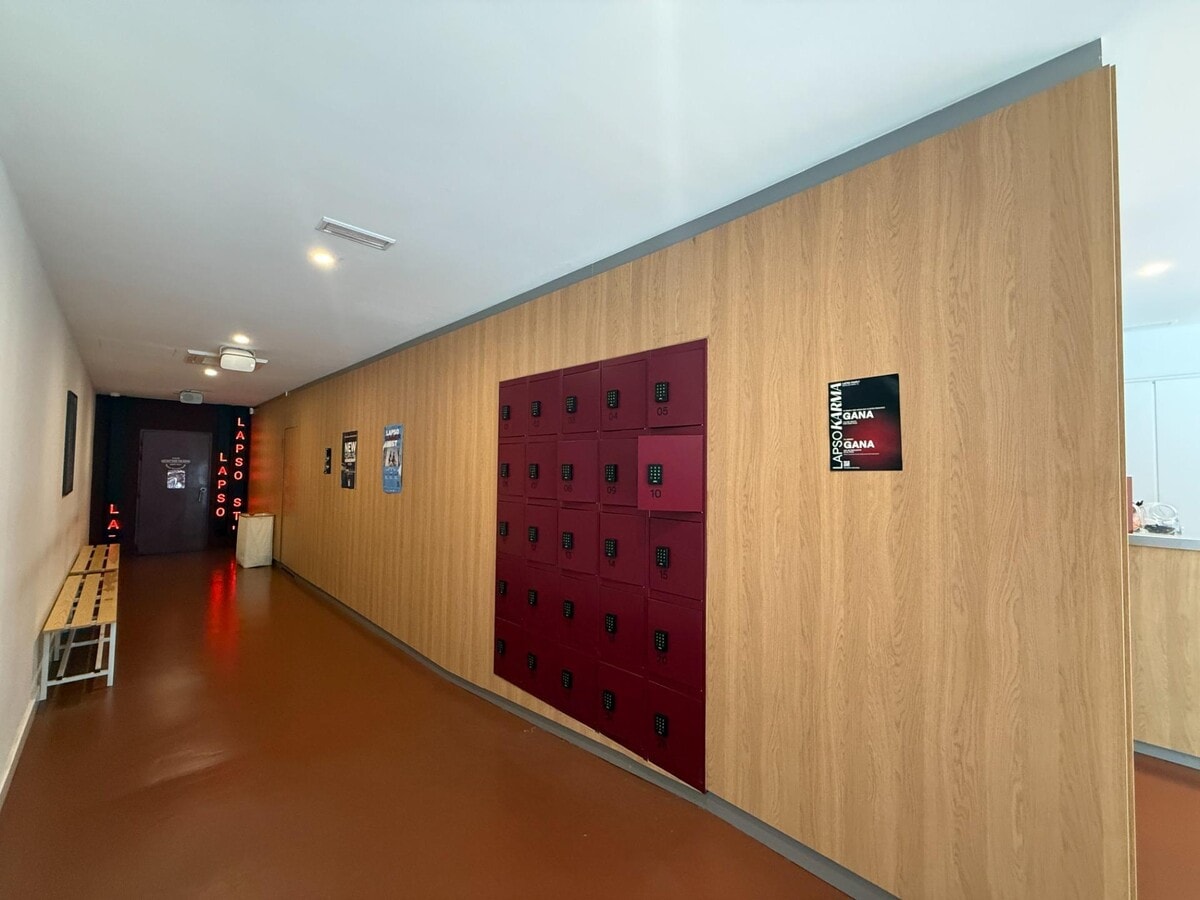 Barcelona, BAR 08021 - Unit 1 - - Interior Photo - Image 2 of 16