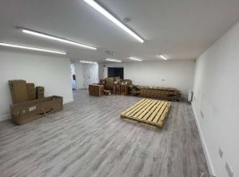 291 Wakefield Rd, Lepton to rent Interior Photo- Image 1 of 2